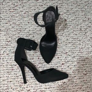 Black pointed velvet closed toed ~ 3” heels